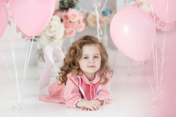 Sevgililer Günü Kartpostal Sarışın Kıvırcık Saçlı Küçük Kız Pembe Balonlar — Stok fotoğraf