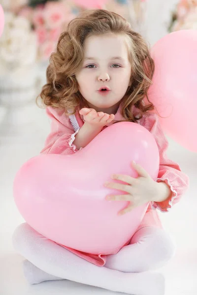 Sevgililer Günü Kartpostal Sarışın Kıvırcık Saçlı Küçük Kız Pembe Balonlar — Stok fotoğraf