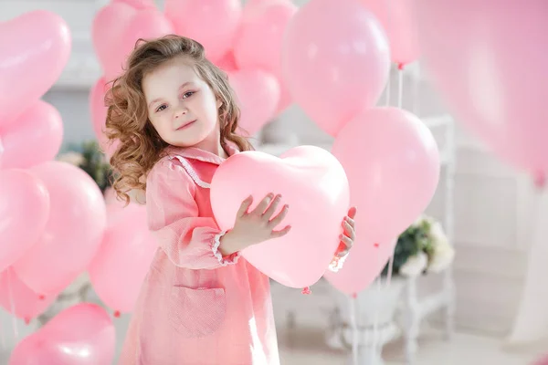 San Valentino Cartolina Ragazzina Con Capelli Biondi Ricci Posa Uno — Foto Stock