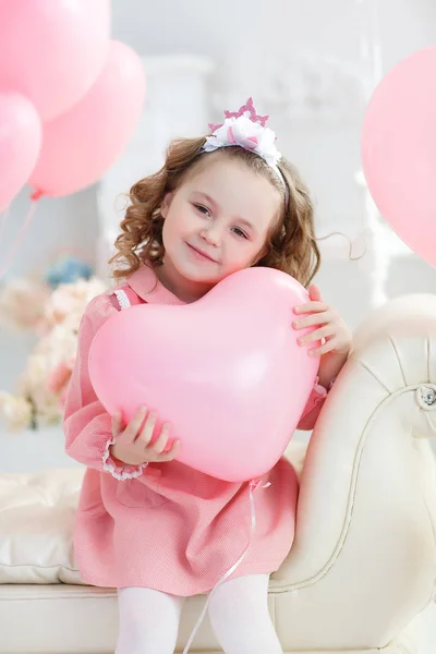 San Valentino Cartolina Ragazzina Con Capelli Biondi Ricci Posa Uno — Foto Stock