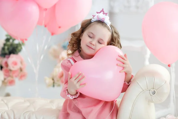 Día San Valentín Postal Niña Con Pelo Rubio Rizado Posa —  Fotos de Stock