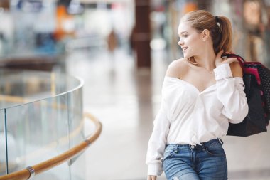 Black Friday ve boks gün. Alışveriş hediye ve tatil hediye. Güzel kadınlar bir alışveriş çantası elinde. Noel alışveriş ve mevsimlik Satılık. Mutlu kız çok renkli kağıt poşetler holding beyaz gömlekli. Alışveriş Merkezi. Noel satış