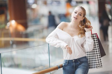 Black Friday ve boks gün. Alışveriş hediye ve tatil hediye. Güzel kadınlar bir alışveriş çantası elinde. Noel alışveriş ve mevsimlik Satılık. Mutlu kız çok renkli kağıt poşetler holding beyaz gömlekli. Alışveriş Merkezi. Noel satış