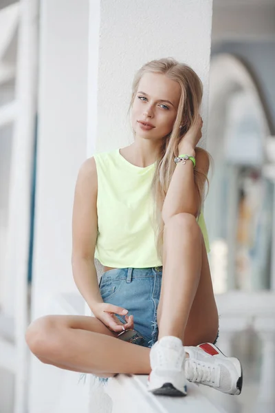 Zdjęcia Piękny Blond Dziewczyna Siedzi Poręczy Hotelu Zachodzie Słońca Kobieta — Zdjęcie stockowe