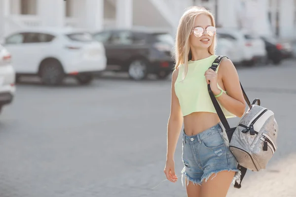 Porträtt Charmiga Och Härliga Europeiska Modellen Med Ryggsäck Axeln Promenad — Stockfoto