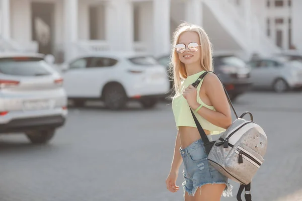 Retrato Encantador Adorável Modelo Europeu Com Mochila Ombro Andar Pela — Fotografia de Stock