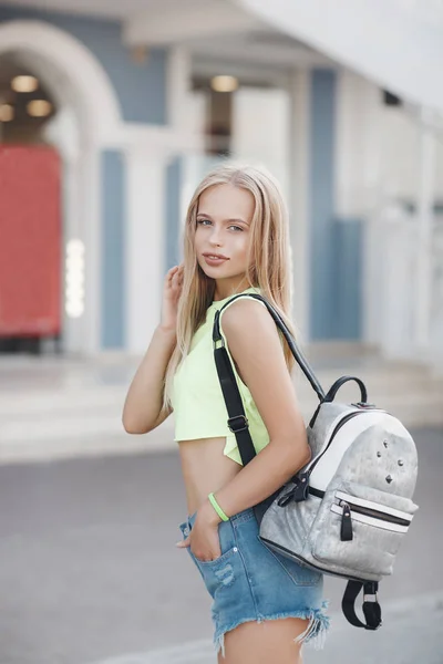 Retrato Modelo Europea Encantadora Encantadora Con Mochila Hombro Caminar Por —  Fotos de Stock