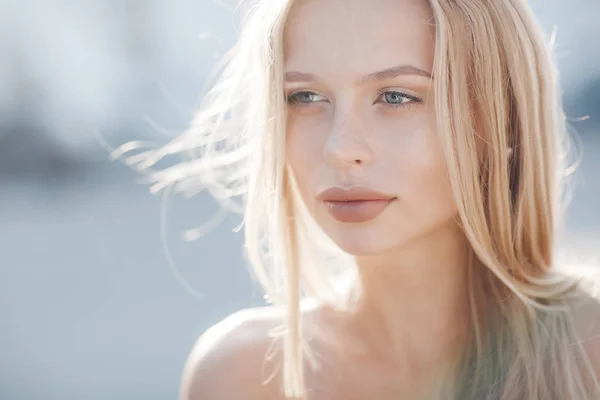 Ung Vacker Kvinna Med Långt Rakt Hår Och Grå Ögon — Stockfoto