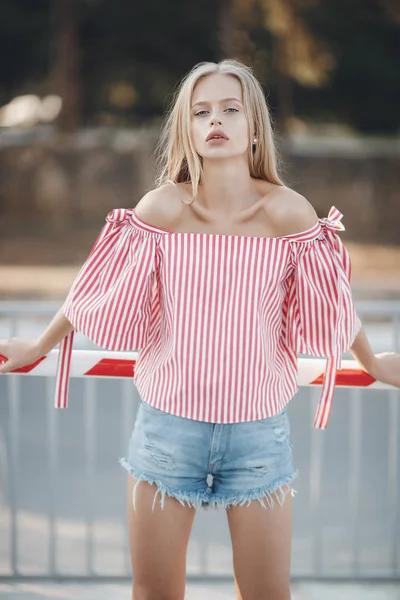 Une Jeune Belle Femme Aux Longs Cheveux Raides Aux Yeux — Photo