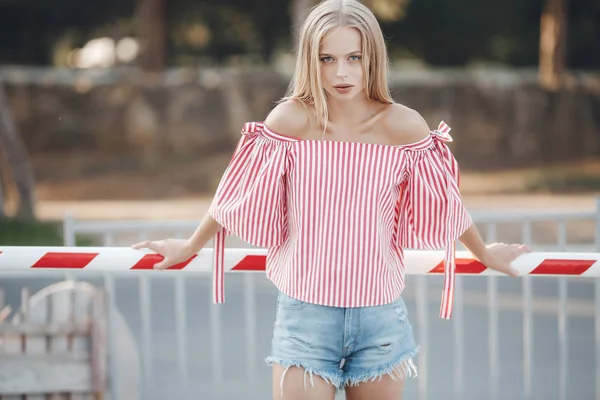 Uma Jovem Mulher Bonita Com Cabelos Longos Lisos Olhos Grisalhos — Fotografia de Stock