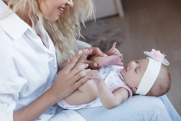 Mère Bébé Sourient Ensemble Amour Joyeux Famille Gaie Maman Bébé — Photo