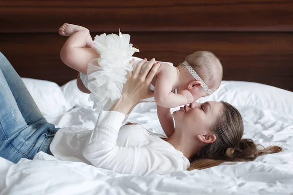 Jolie Photo Famille Jeune Mère Petite Fille Jouant Sur Lit — Photo