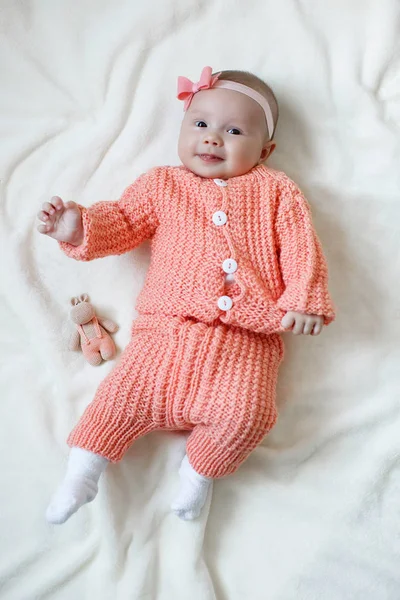 Bonito Adorável Bebê Menina Sozinha Vestida Uma Cama Branca Pequena — Fotografia de Stock