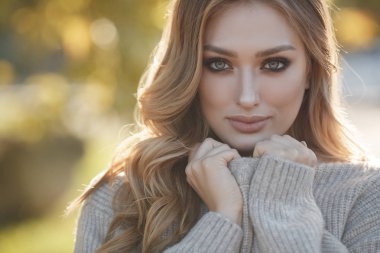 Moda sonbahar portre kadınla sarı akçaağaç doğa arka plan üzerinde bırakır. Parkta yürüyüş ve güzel doğanın keyfini en güzel kadını. Güzel genç mutlu kız parlak kırmızı-sarı yaprak Park. Sonbahar parkta genç güzel kadın