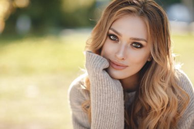 Moda sonbahar portre kadınla sarı akçaağaç doğa arka plan üzerinde bırakır. Parkta yürüyüş ve güzel doğanın keyfini en güzel kadını. Güzel genç mutlu kız parlak kırmızı-sarı yaprak Park. Sonbahar parkta genç güzel kadın