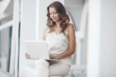 Eğitim kavramı-erkek öğrenci veya genç kadın beyaz görünüm laptop ya da bilgisayar araştırma bilgi tarafından ödev yapıyorsun. Güneşli bir gün açık havada bir laptop yaz aylarında şehirde güzel bir genç bayan portresi