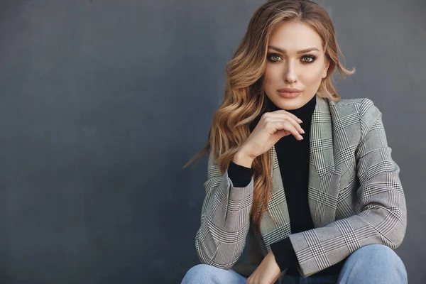 Ritratto Bella Donna Con Lunghi Capelli Biondi Ricci All Aperto — Foto Stock