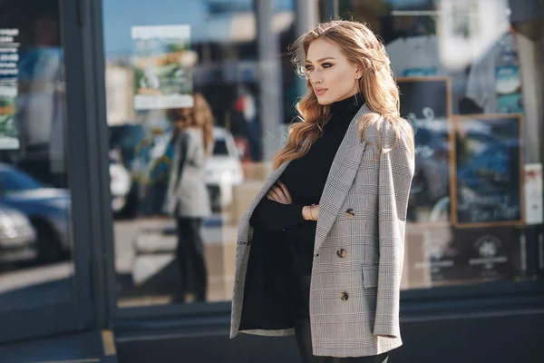 Porträt Einer Schönen Frau Mit Langen Blonden Locken Frühling Junge — Stockfoto