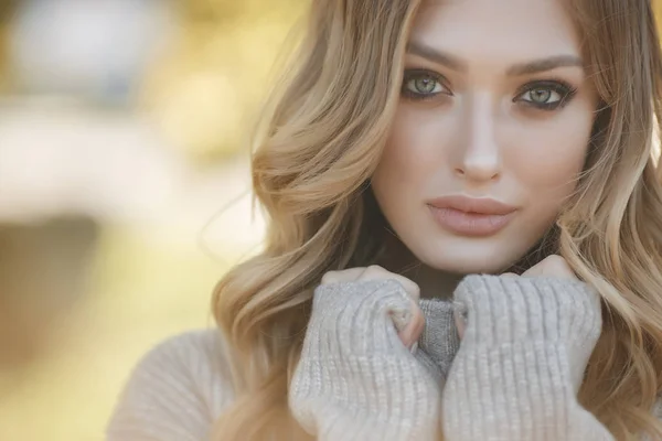 Moda Mujer Retrato Otoño Con Hojas Arce Amarillo Fondo Naturaleza — Foto de Stock