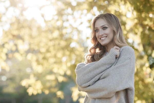 Moda Mujer Retrato Otoño Con Hojas Arce Amarillo Fondo Naturaleza — Foto de Stock