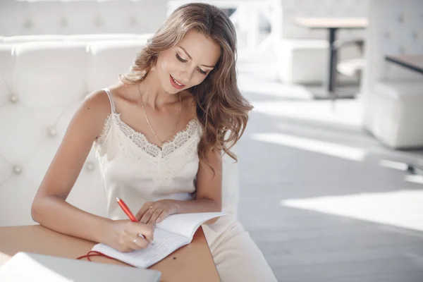 Concepto Educación Estudiante Mujer Joven Apariencia Caucásica Están Haciendo Tarea — Foto de Stock