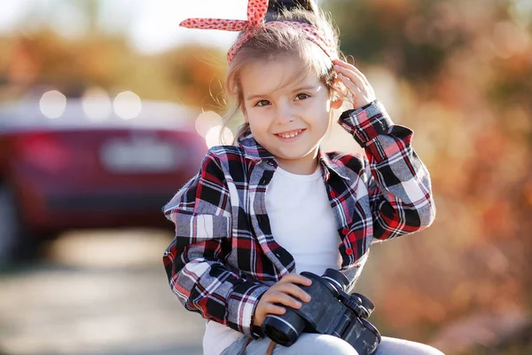 Симпатичная Маленькая Девочка Путешествующая Одиночестве Сельской Дороге Красном Котелке — стоковое фото