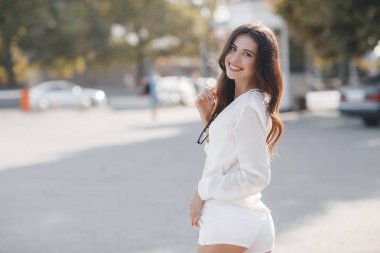 Güzel genç kadın zevk doğa açık. Mutlu ve sağlıklı gülümseyen esmer kız yaz Park rahatlatıcı sağlıklı gülümseme. Taze hava nefes. Güneşli bir gün. Sağlık kavramı