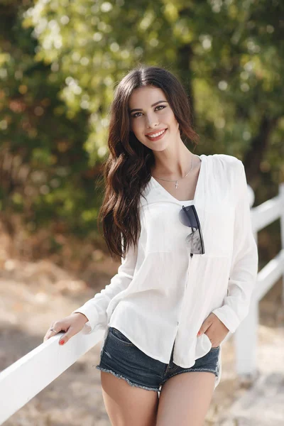 Bela Jovem Mulher Desfrutando Natureza Livre Menina Morena Sorridente Feliz — Fotografia de Stock