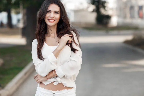 Beautiful Young Woman Enjoying Nature Outdoor Happy Healthy Smiling Brunette — Stock Photo, Image