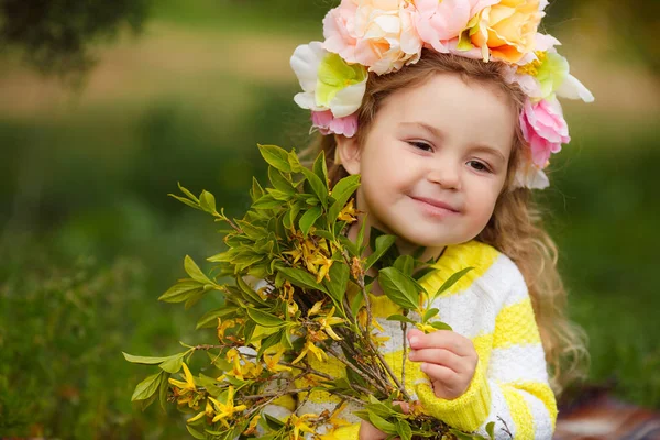 Vacker Liten Flicka Utomhus Blommande Våren Trädgård Solig Dag Liten — Stockfoto