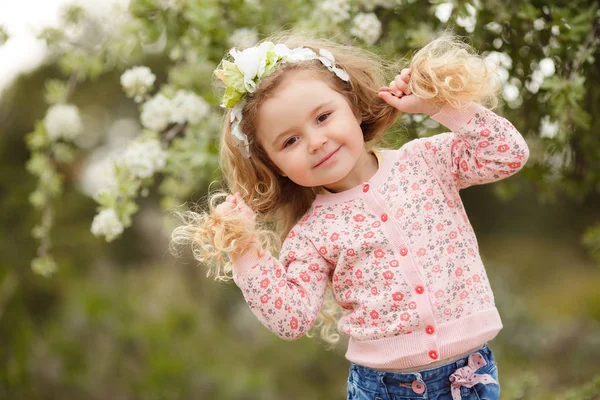 Güzel Küçük Bir Kız Açık Havada Bir Çiçeklenme Içinde Güneşli — Stok fotoğraf