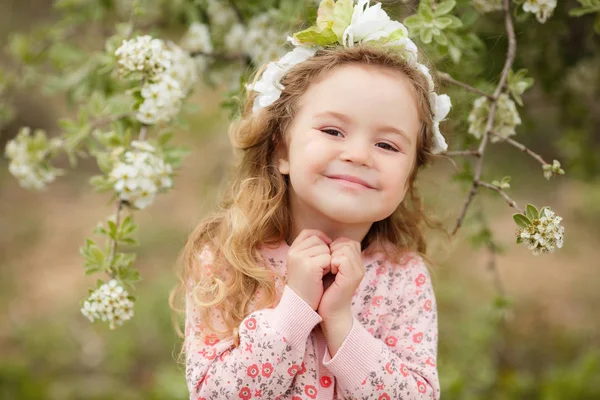 Bella Bambina All Aperto Giardino Fiorito Primaverile Una Giornata Sole — Foto Stock