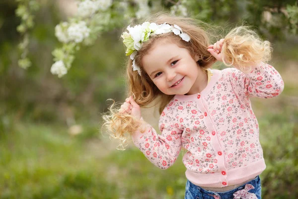 Hermosa Niña Aire Libre Jardín Primavera Floreciente Día Soleado Niña — Foto de Stock