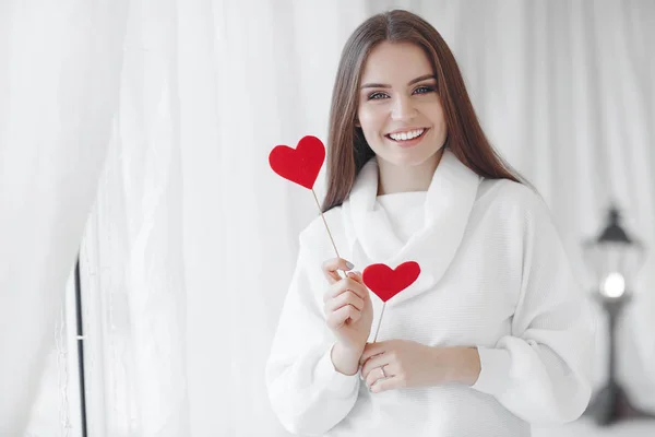 Día San Valentín Hermosa Joven Con Corazón Las Manos Mujer — Foto de Stock