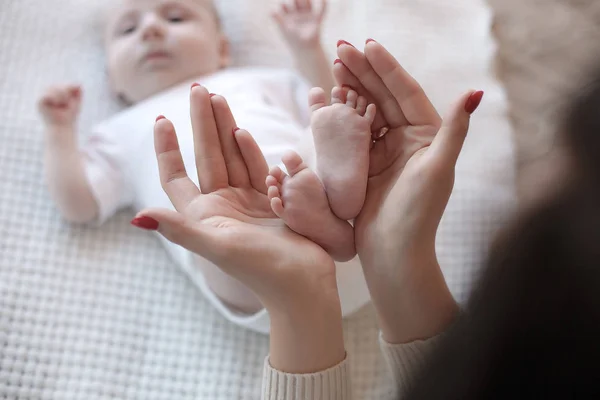 Młoda Matka Trzyma Swojego Nowo Narodzonego Dziecka Kobieta Chłopiec Nowo — Zdjęcie stockowe