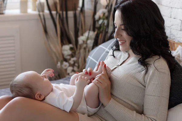 Junge Mutter Mit Ihrem Neugeborenen Kind Frau Und Neugeborener Junge — Stockfoto