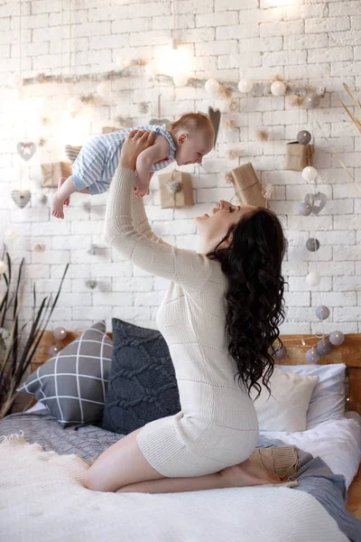 Ung Mamma Håller Sitt Nyfödda Barn Kvinna Och Nyfödda Pojke — Stockfoto