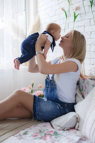Junge Mutter Mit Ihrem Neugeborenen Kind Frau Und Neugeborener Junge — Stockfoto