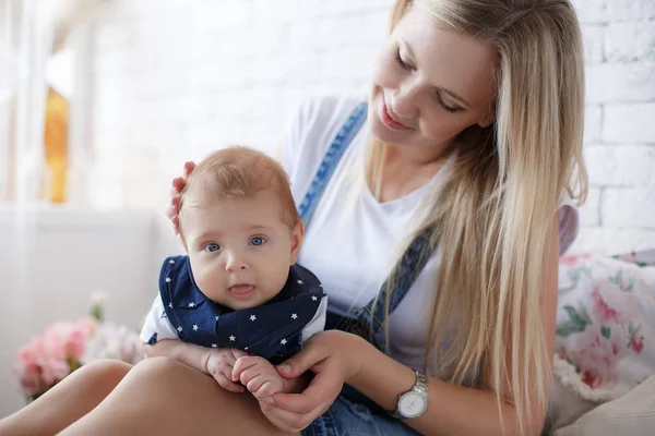 Junge Mutter Mit Ihrem Neugeborenen Kind Frau Und Neugeborener Junge — Stockfoto