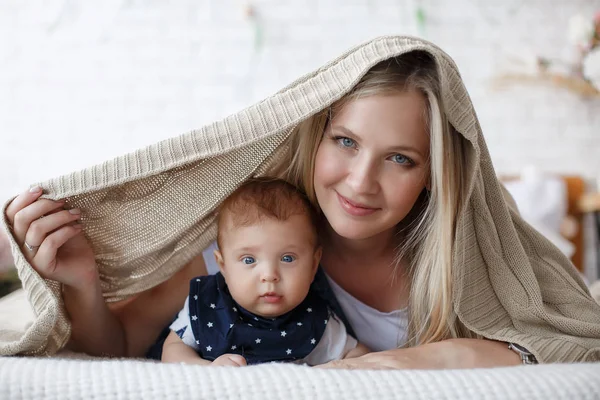 Fiatal Anya Újszülött Gyermekét Újszülött Fiú Pihenjen Egy Fehér Hálószoba — Stock Fotó