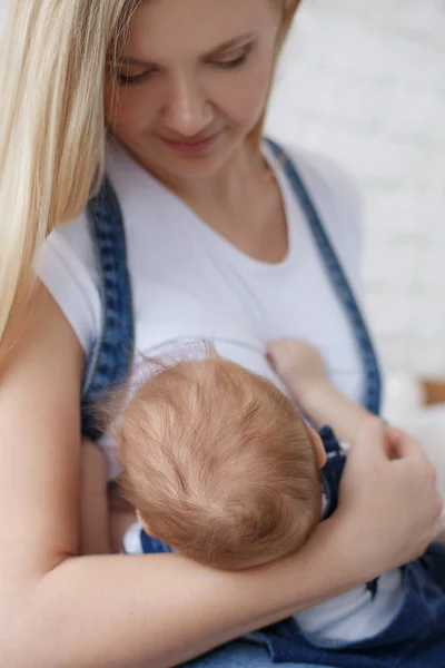 Mutter Stillt Ihr Baby Mutter Füttert Baby Muttermilch Kind Neugeborene — Stockfoto