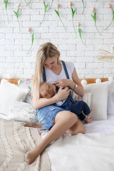 Mãe Amamentando Seu Bebê Mãe Amamentando Bebê Leite Materno Criança — Fotografia de Stock