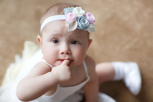 Baby Meisje Kruipen Bed Lachen Gelukkig Gezond Klein Kind Thuis — Stockfoto