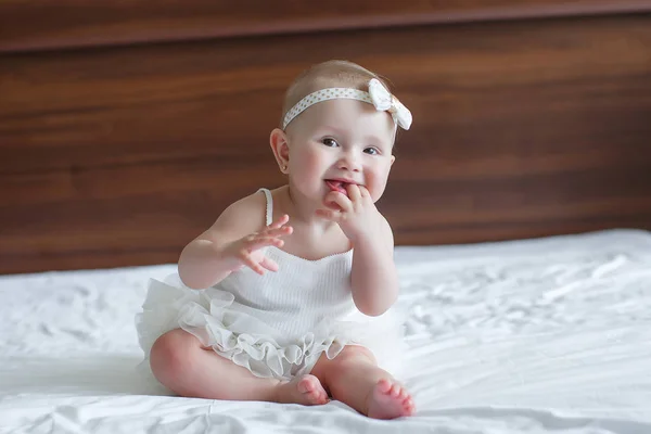 Baby Girl Kryper Sängen Och Skrattar Happy Friska Lilla Barn — Stockfoto