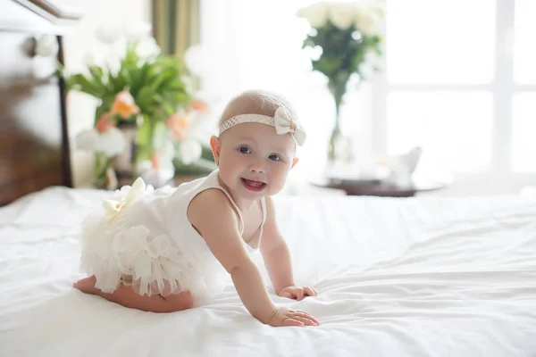 Baby Girl Kryper Sängen Och Skrattar Happy Friska Lilla Barn — Stockfoto
