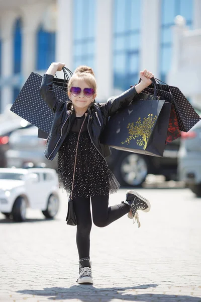 Modetrend Modegeschäft Kleines Mädchen Mit Bündel Pakete Saisonverkauf Fashion Girl — Stockfoto