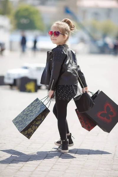 Tendência Moda Loja Moda Menina Com Pacotes Venda Sazonal Cliente — Fotografia de Stock