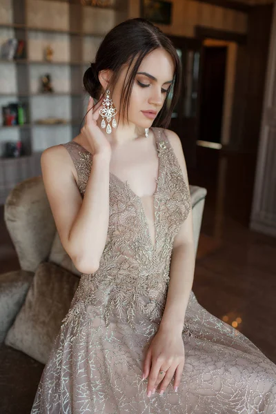 Vacker Kvinna Elegant Aftonklänning Brunett Tjej Med Långt Friskt Och — Stockfoto