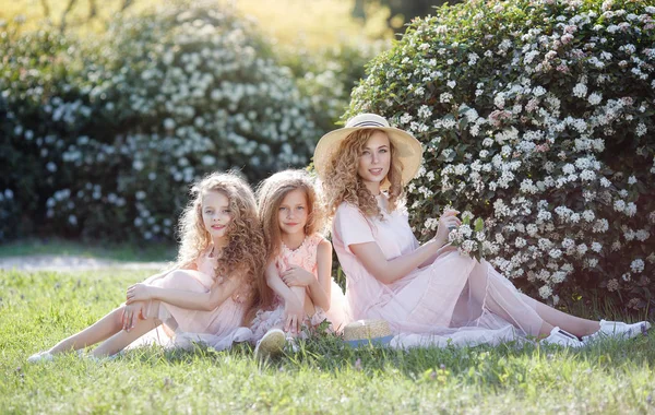 Sœur Aînée Ses Deux Jeunes Sœurs Passent Temps Extérieur Dans — Photo