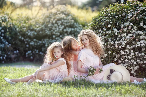 Oudere Zus Haar Twee Jongere Zussen Doorbrengen Tijd Buiten Een — Stockfoto